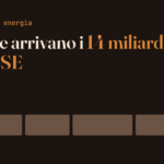Fondo marrone scuro con il titolo "Da dove arrivano i 14 miliardi del MASE", "14 miliardi del MASE" in arancione. Sotto, cinque blocchi orizzontali di larghezza diversa: quattro pieni, uno con solo il contorno arancione tratteggiato.